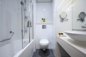 Superior Room | Bathroom | Combined shower/tub, free toiletries, hair dryer, bathrobes - Prima Park Hotel (Jerusalem)