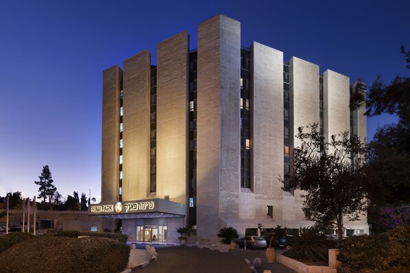 Un edificio moderno con una entrada destacada y señalización que dice 'Frima Park'.