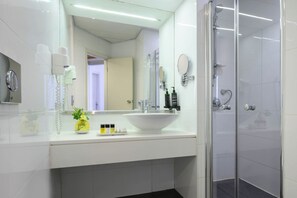 Suite Junior | Salle de bain | Ensemble douche/baignoire, articles de toilette gratuits, sèche-cheveux