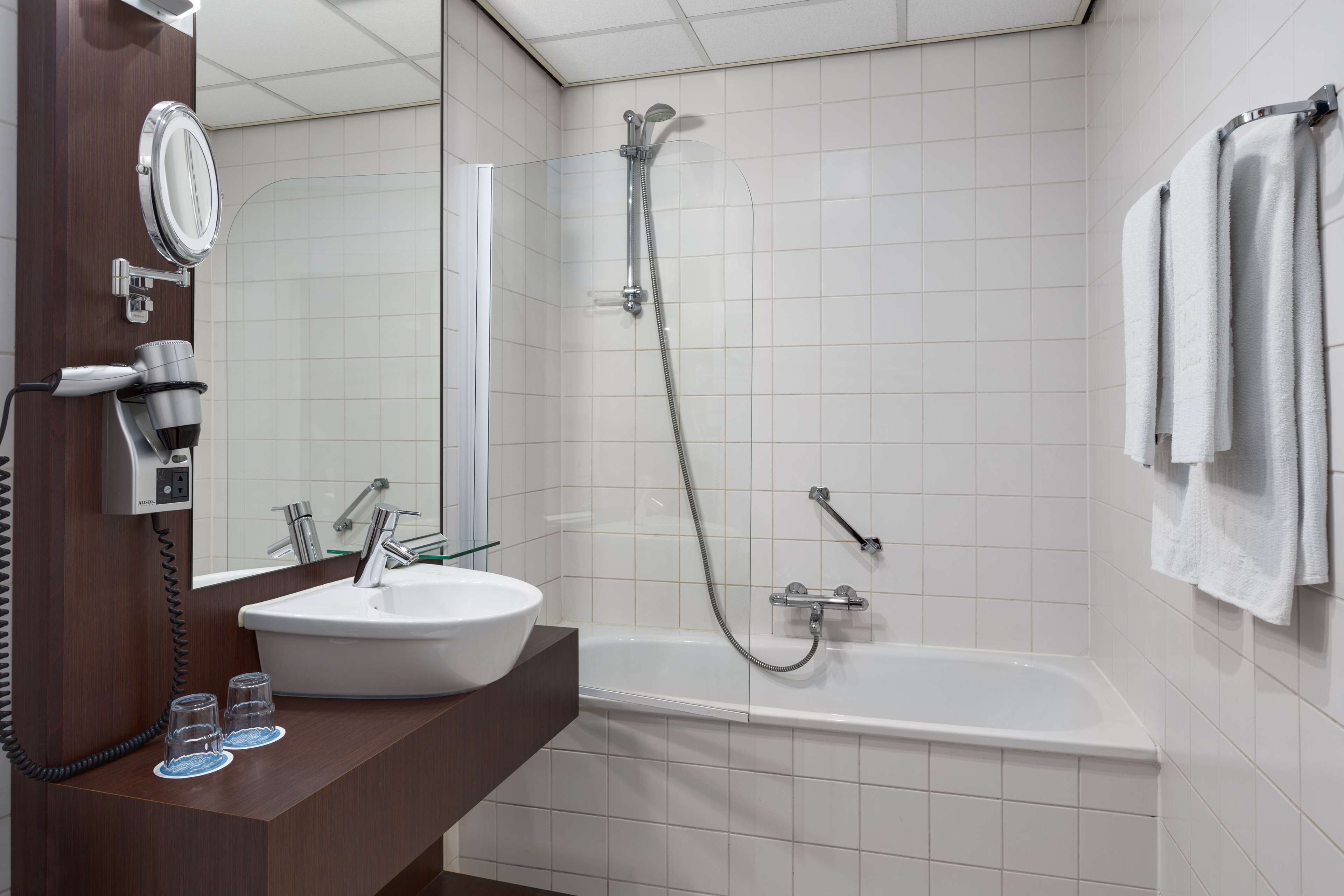 standard single room | bathroom | deep-soaking bathtub, rainfall showerhead, eco-friendly toiletries