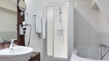 Een moderne badkamer met een groot wastafel, een spiegel, een douchecabine en een bad.