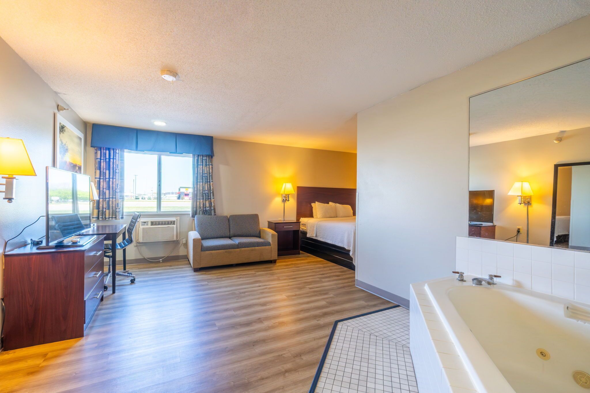 Studio suite, 1 kingsize bed, niet-roken | Een bureau, een strijkplank/strijkijzer, gratis babybedden, gratis wifi