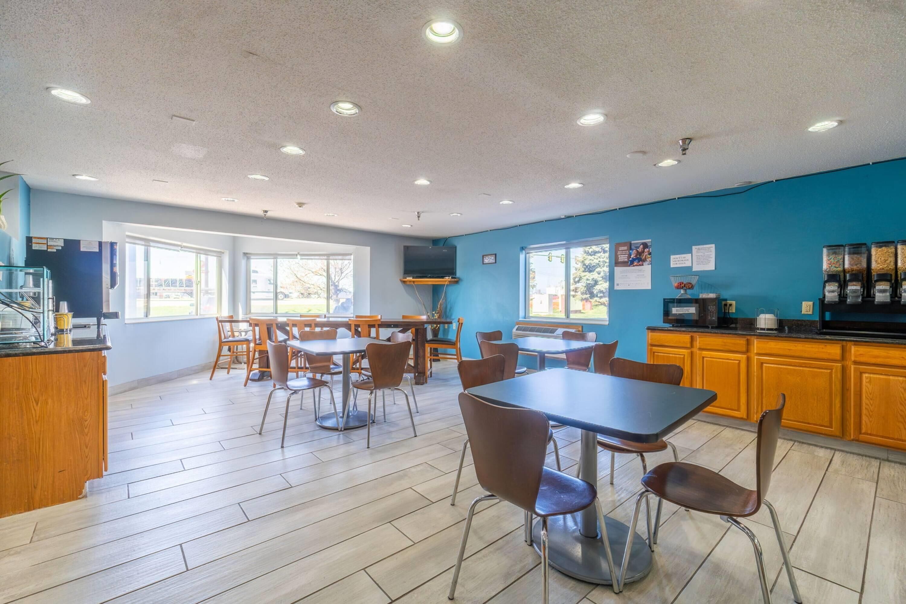 Free daily continental breakfast