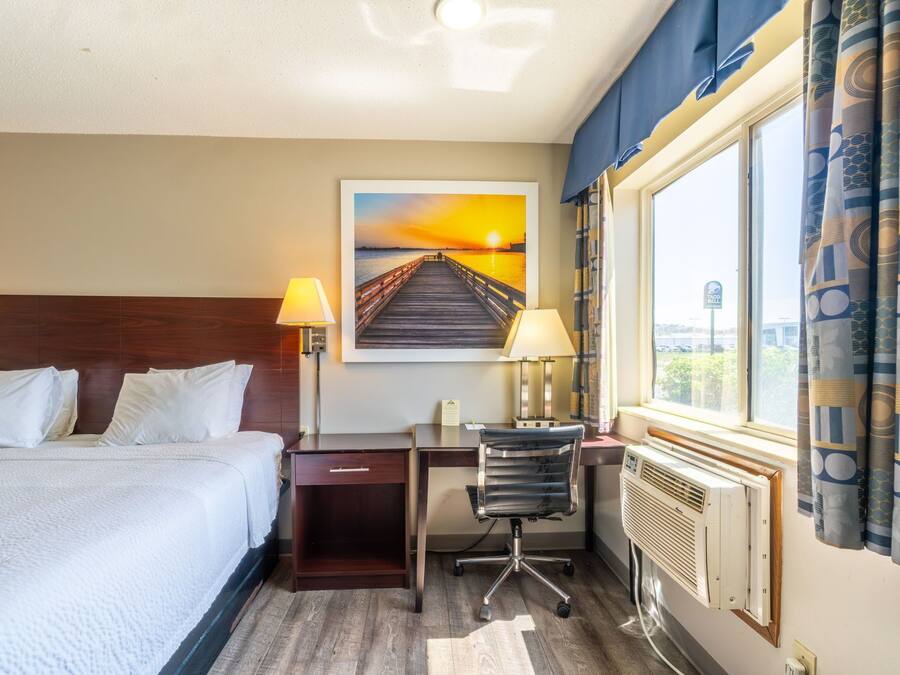 Habitación, 1 cama de matrimonio grande, accesible para personas con discapacidad, no fumadores | Escritorio, tabla de planchar con plancha, cunas gratuitas y wifi gratis