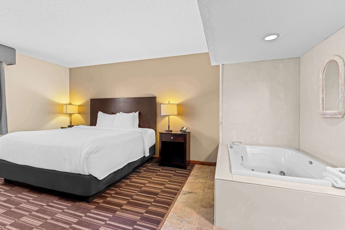 Suite, 1 King Bed, Non Smoking, Jetted Tub | Desk, laptop workspace, iron/ironing board, free cribs/infant beds