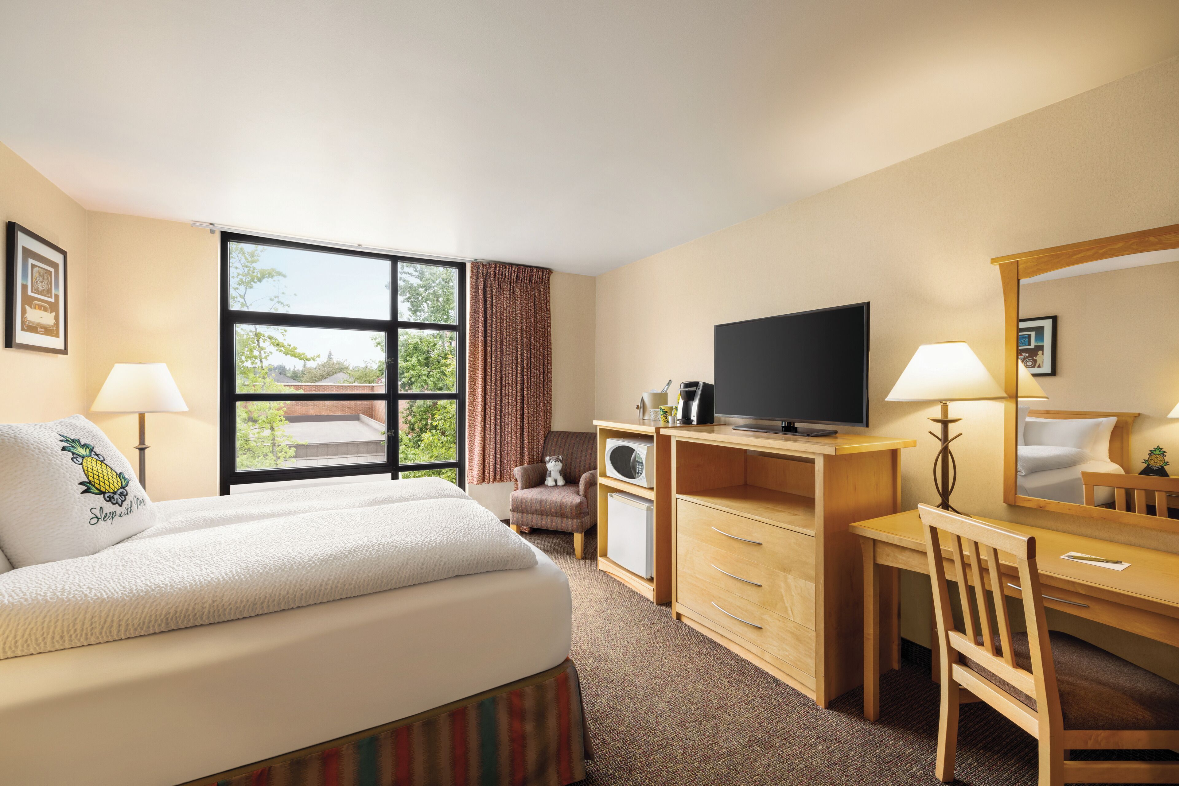 deluxe room, 1 queen bed, accessible | premium bedding, down duvets, pillow-top beds, in-room safe