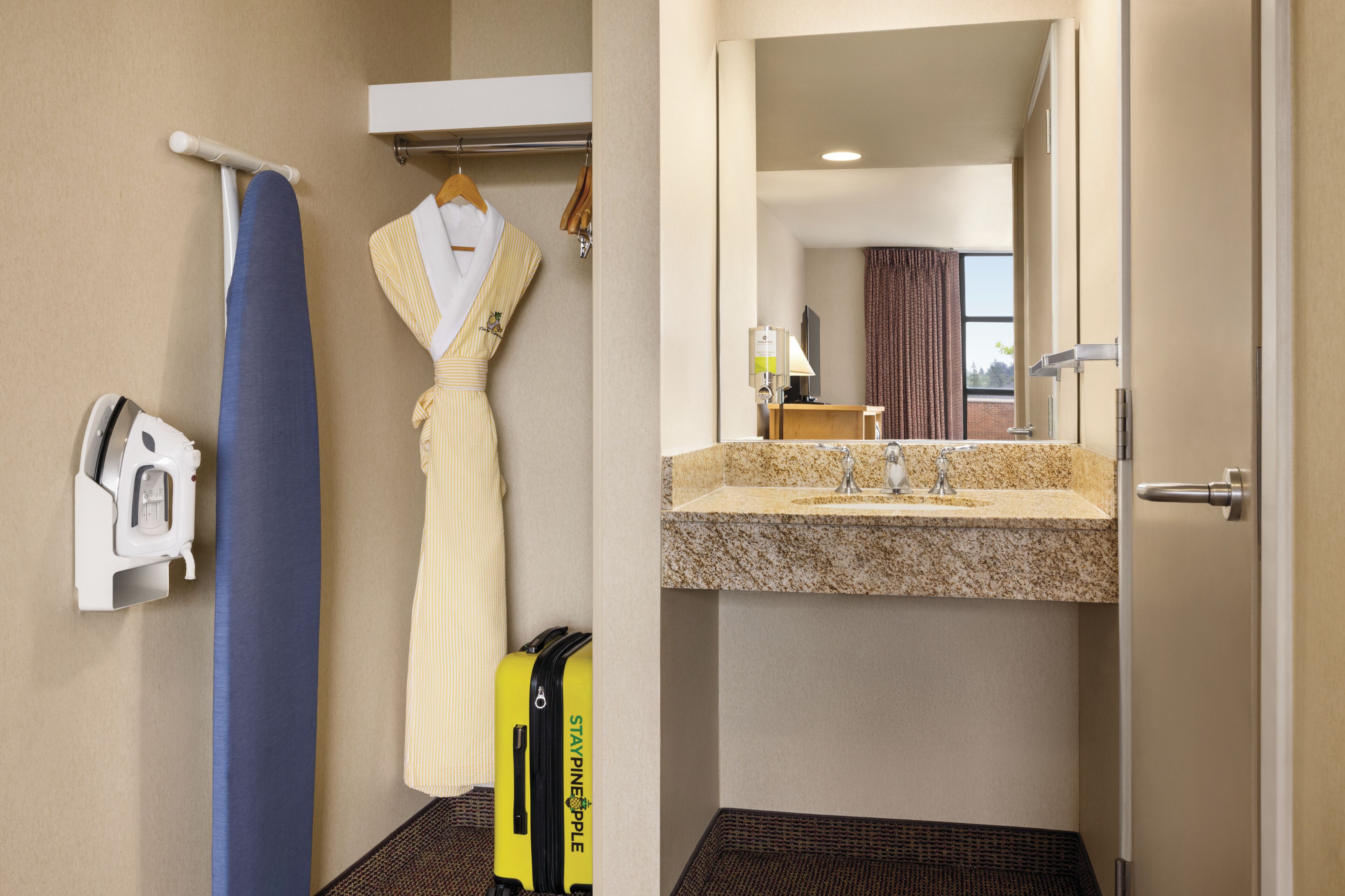 deluxe room, 1 queen bed, accessible | bathroom sink