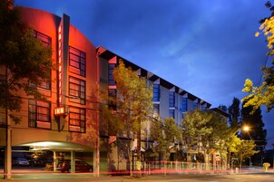 Fachada da propriedade à noite