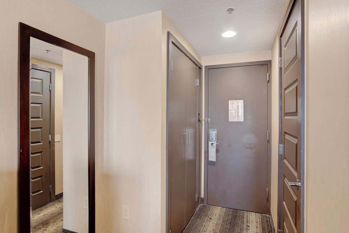 Standard Room, 1 Queen Bed, Accessible (Communications) | In-room safe, desk, blackout drapes, iron/ironing board