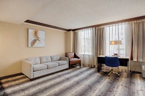 Rom – standard, 1 kingsize-seng med sovesofa | Safe på rommet, skrivebord, blendingsgardiner og strykejern/-brett