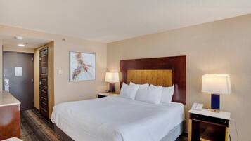 Een kluis op de kamer, een bureau, verduisterende gordijnen