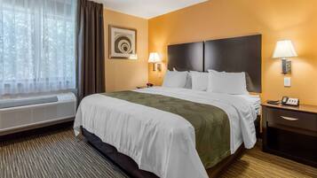 Room, 1 King Bed, Non Smoking | Premium bedding, desk, iron/ironing board, free WiFi