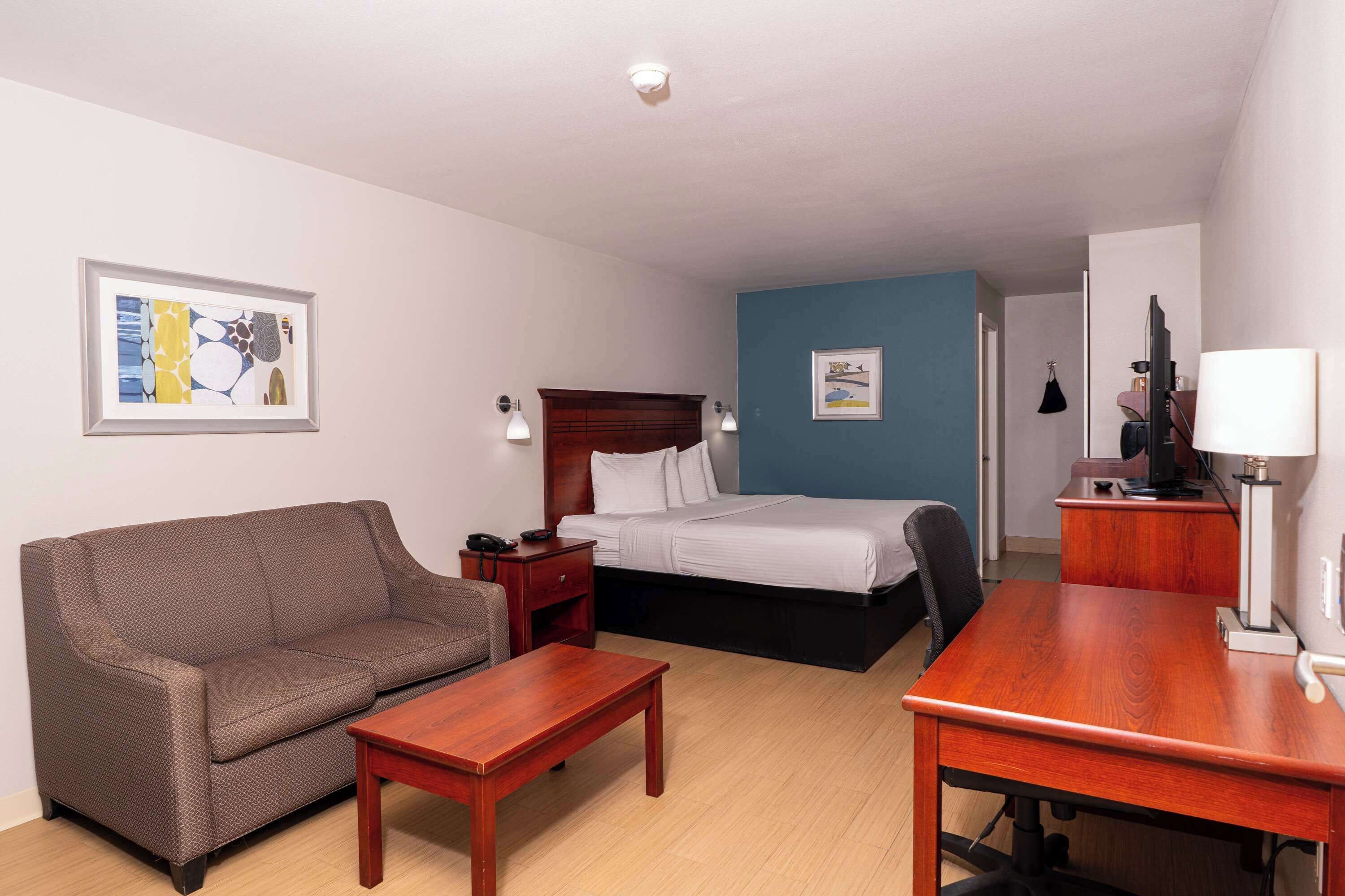 Standard Room, 1 King Bed, Accessible, Bathtub | Pillowtop beds, desk, laptop workspace, blackout drapes