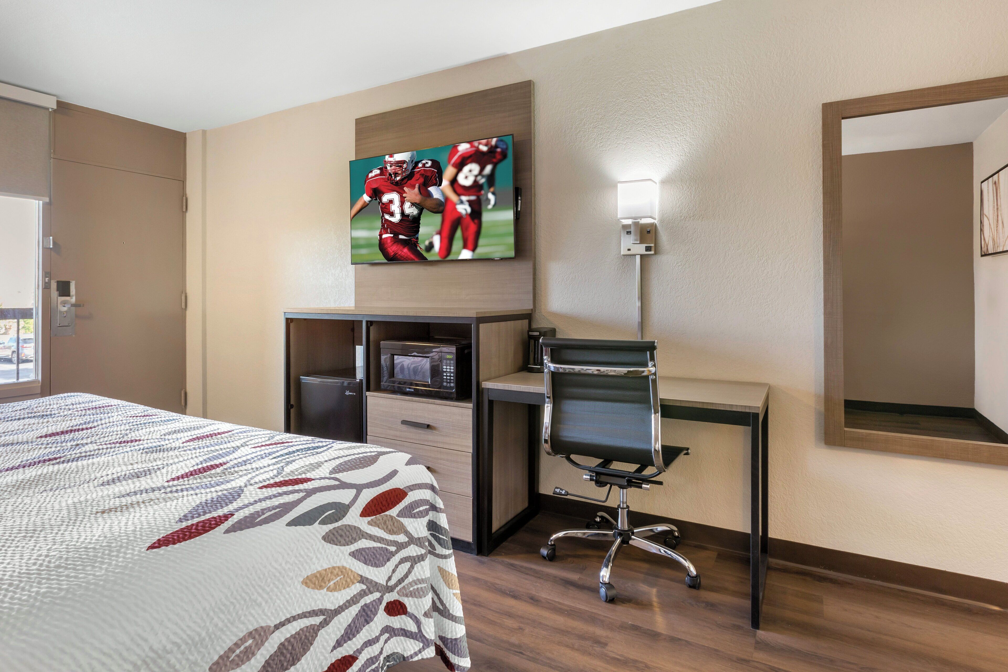 deluxe room, 1 king bed (smoke free) | in-room safe, desk, laptop workspace, blackout curtains