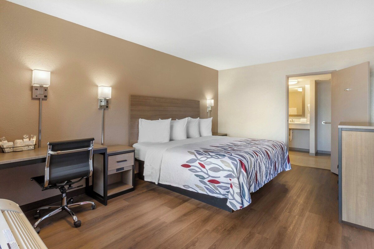 Habitación superior, 1 cama de matrimonio grande, ducha adaptada (Smoke Free) | Caja fuerte, escritorio, espacio para trabajar con un portátil