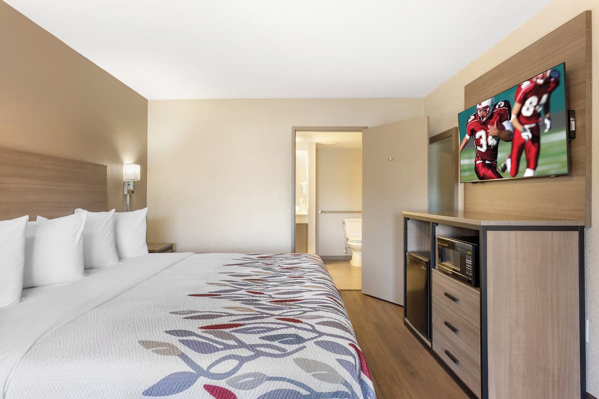 in-room safe, desk, laptop workspace, blackout curtains