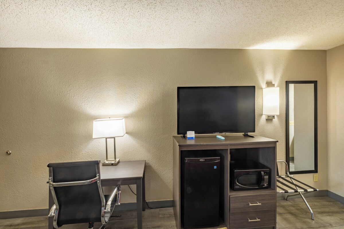 Standard Room, 2 Double Beds, Smoking | Cribs (free), WiFi (free), bed sheets