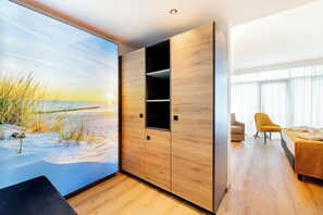 Family Room Premium | 1 bedroom, hypo-allergenic bedding, in-room safe, desk