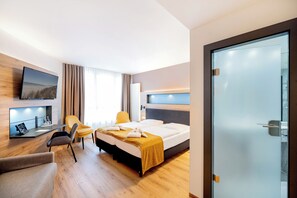 Family Room Premium | 1 bedroom, hypo-allergenic bedding, in-room safe, desk