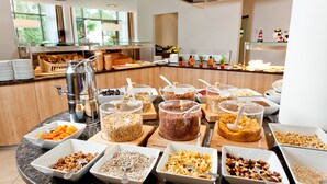 Un buffet proposant une variété de plats et de récipients.