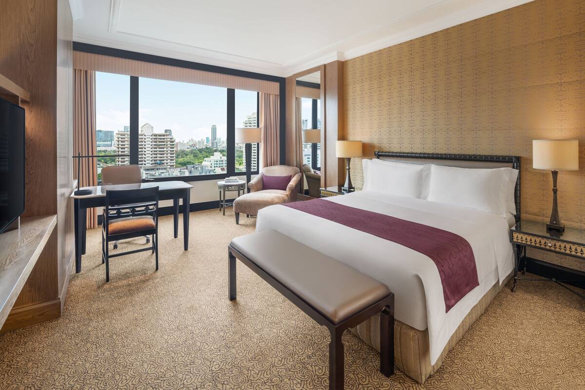 Bộ đồ giường cao cấp, minibar, két bảo mật tại phòng, bàn 