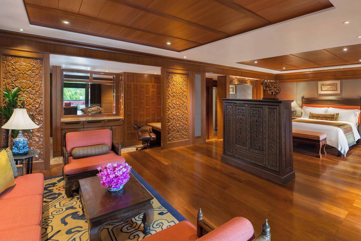 Phòng Suite, 1 phòng ngủ (Rachada) | Bộ đồ giường cao cấp, minibar, két bảo mật tại phòng, bàn 