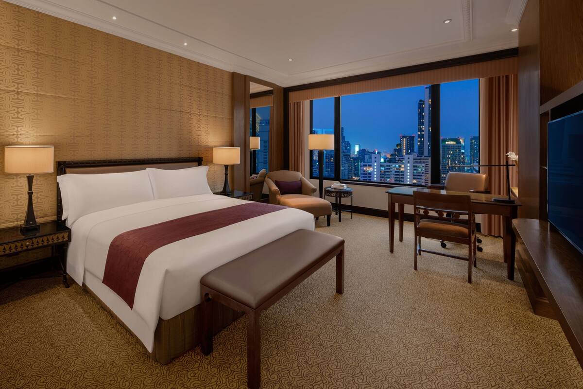 Bộ đồ giường cao cấp, minibar, két bảo mật tại phòng, bàn 