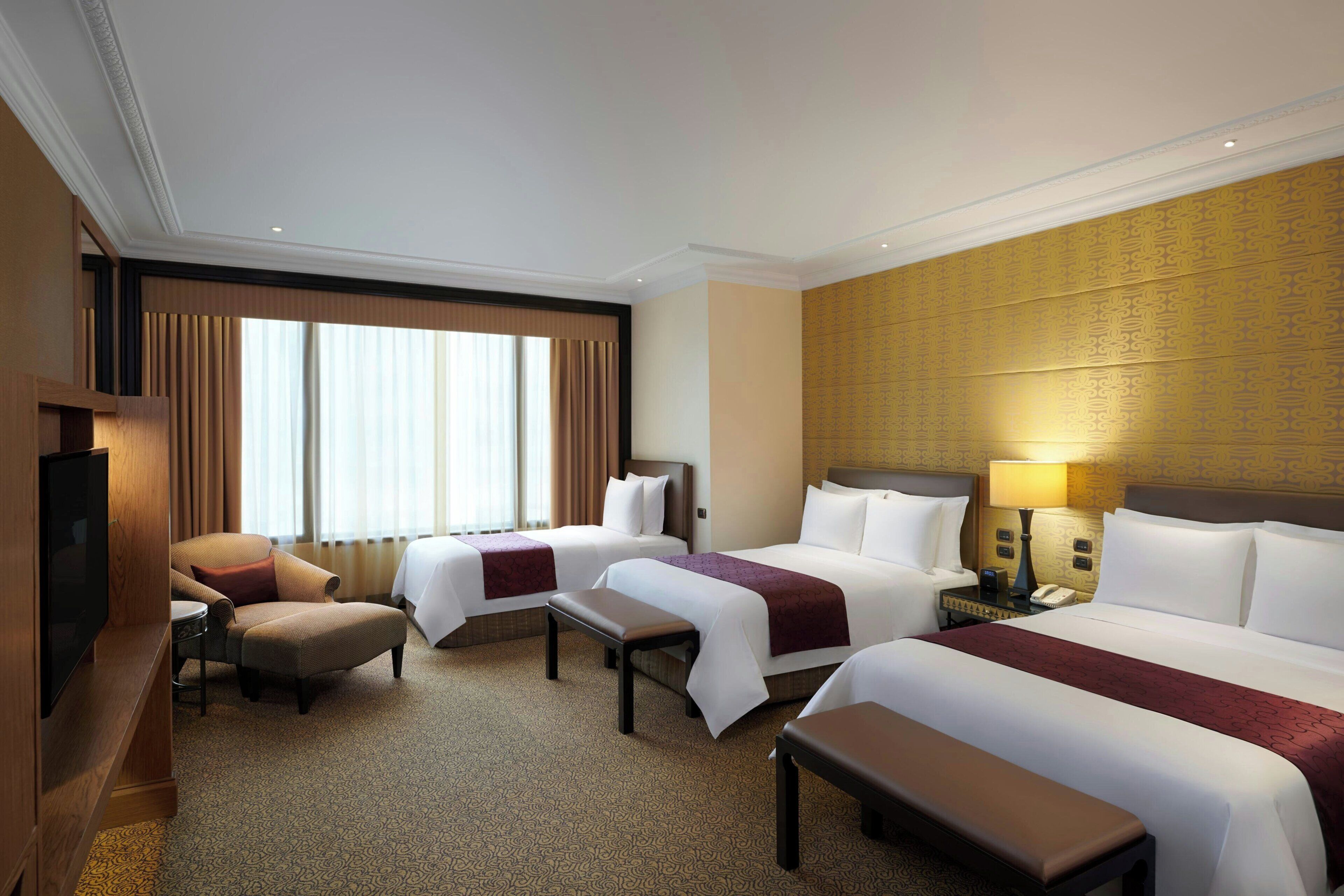 Family Room, 1 King Bed | Premium bedding, minibar, in-room safe, desk