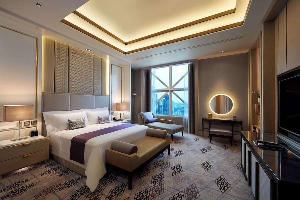 Phòng Suite Royal, 1 phòng ngủ | Bộ đồ giường cao cấp, minibar, két bảo mật tại phòng, bàn 
