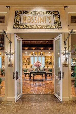 6 개의 레스토랑, 아침 식사, 점심 식사, 저녁 식사 제공(세계 요리)