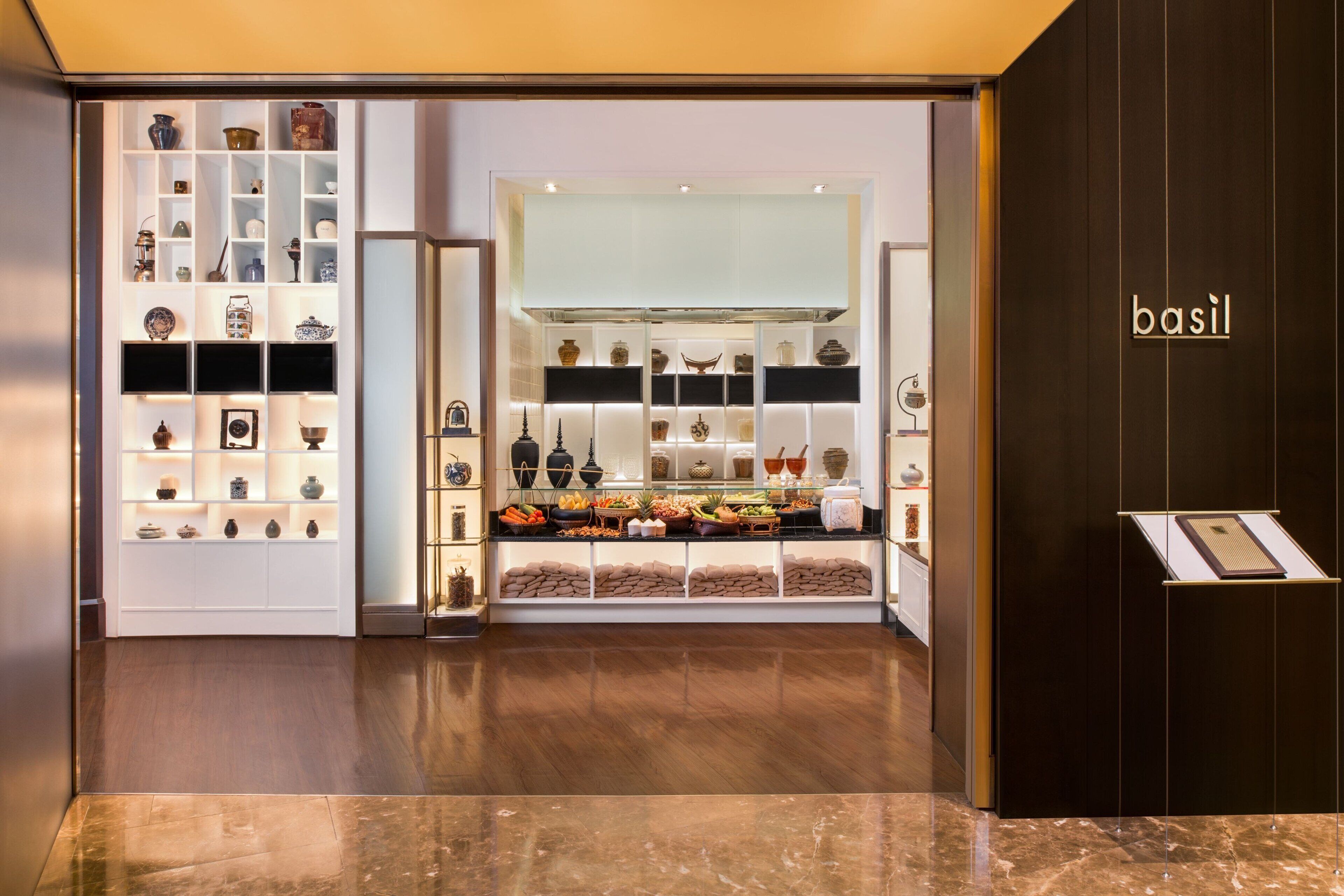 6 restaurants, breakfast, lunch, dinner served; international cuisine