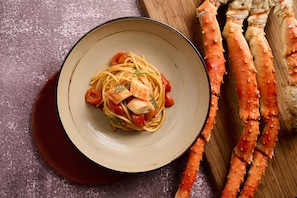 6 restaurants, serveren ontbijt, lunch, diner, internationale gerechten