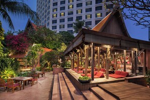6 restaurants, servant le déjeuner et le dîner; cuisine internationale