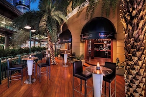 2 Bars/Lounges, Tapas-Bar