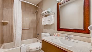Un baño moderno con bañera, inodoro y lavamanos.
