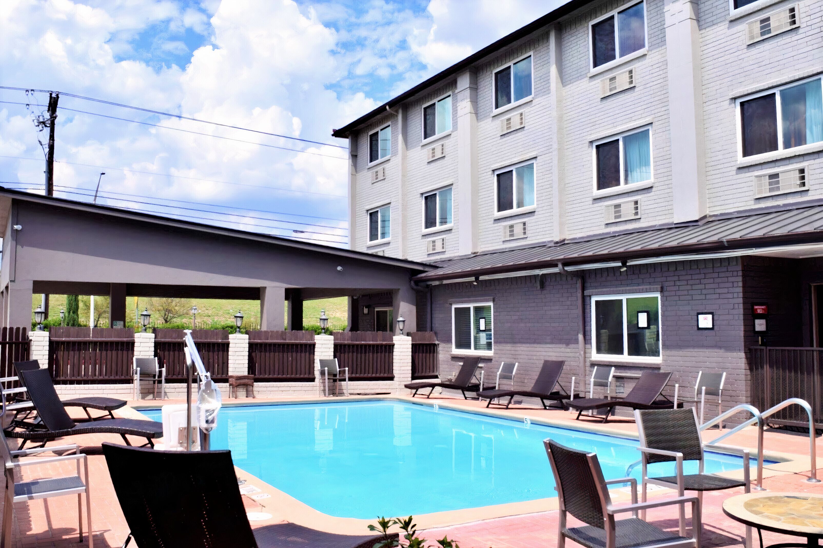 outdoor pool, open 10:00 am to 10:00 pm, pool umbrellas, pool loungers