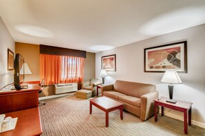 Suite, 1 trÚs grand lit | Coin séjour | Télévision