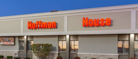 Un edificio con la señalización "Hoffman House" y el número de teléfono (815) 397-5800.