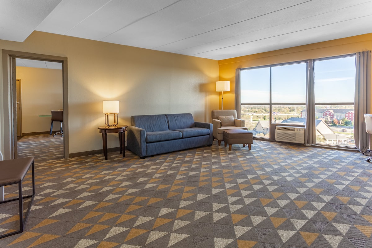 Suite, 1 cama King size (Additional Living Area) | Escritorio, espacio para trabajar con laptop y cortinas blackout