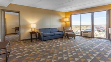 Suíte, 1 cama King (Additional Living Area) | Escrivaninha, espaço de trabalho para notebook, cortinas blackout