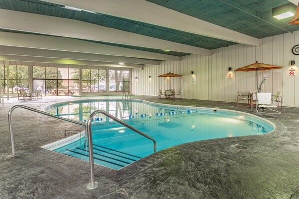 Piscina interna, espreguiçadeiras