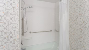 Escritorio, espacio para trabajar con un portátil, cortinas opacas