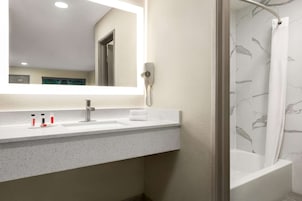 Combined shower/tub, free toiletries, hair dryer, bidet