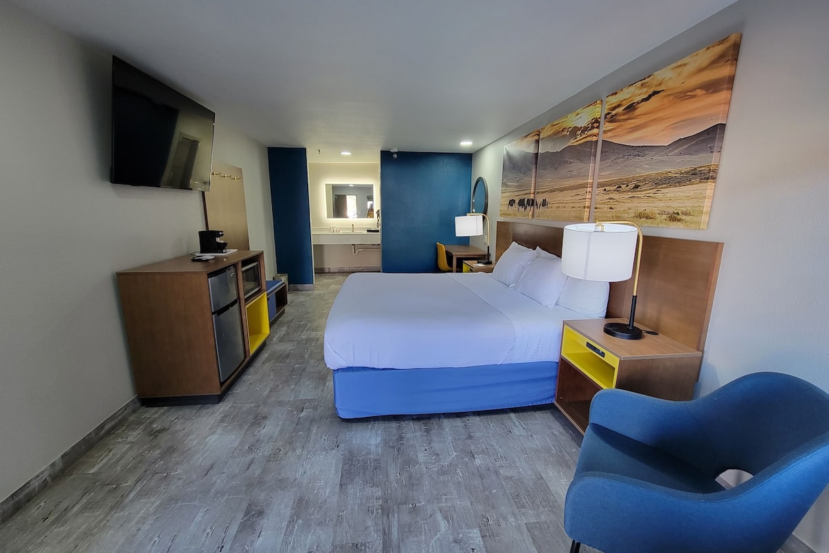 Chambre Standard, 1 très grand lit | Bureau, fer et planche à repasser, accès au Wi-Fi (inclus)