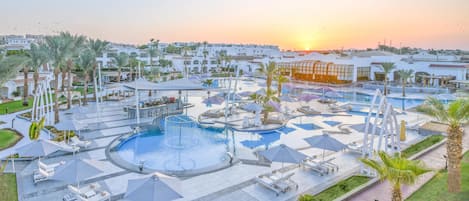 7 outdoor pools, pool loungers