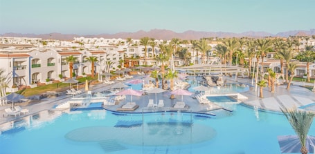 7 outdoor pools, sun loungers
