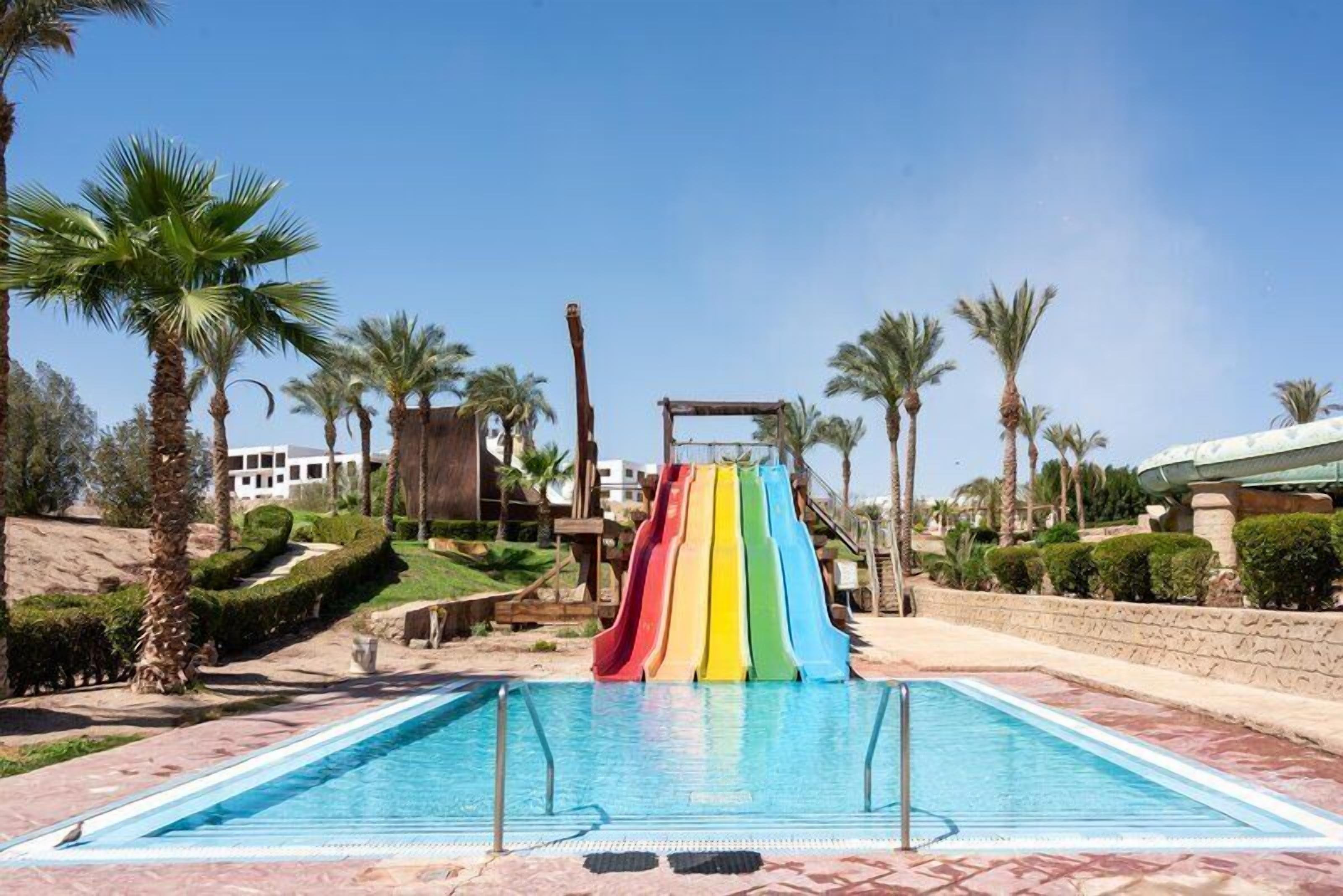 7 outdoor pools, pool loungers