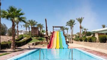 7 outdoor pools, pool loungers