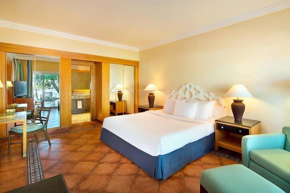 Junior Suite | Minibar, in-room safe, desk, iron/ironing board