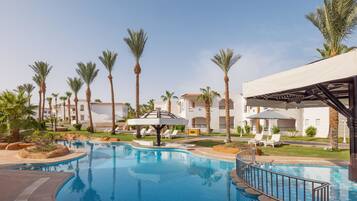 7 outdoor pools, pool loungers